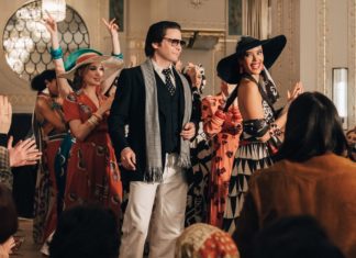 Diese Modefilme und -serien stimmen auf die Fashion Week ein Daniel Brühl verkörpert in "Becoming Karl Lagerfeld" den jungen Modezaren. / Source: Disney/Caroline Dubois