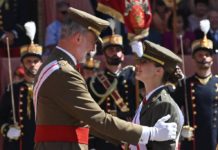 König Felipe von Spanien: Militärische Ehren für Tochter Leonor Ein stolzer Vater ehrt seine Tochter: König Felipe von Spanien und Tochter Leonor / Source: imago/ABACAPRESS