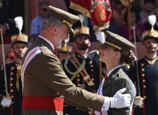 König Felipe von Spanien: Militärische Ehren für Tochter Leonor Ein stolzer Vater ehrt seine Tochter: König Felipe von Spanien und Tochter Leonor / Source: imago/ABACAPRESS