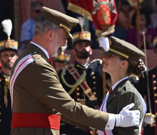 König Felipe von Spanien: Militärische Ehren für Tochter Leonor Ein stolzer Vater ehrt seine Tochter: König Felipe von Spanien und Tochter Leonor / Source: imago/ABACAPRESS