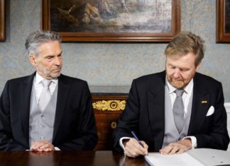 König Willem-Alexander vereidigt neue Regierung der Niederlande Der neue Ministerpräsident Dick Schoof und König Willem-Alexander haben am 2. Juli beide den Royalen Erlass zur Regierungsbildung unterschrieben. / Source: imago/ANP