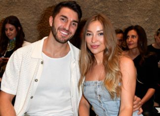 “Bachelor” Dennis Gries und seine Katja turteln auf der Fashion Week Dennis Gries und Katja Geretschuchin saßen bei der Show von Ewa Herzog in der ersten Reihe. / Source: imago images/Future Image