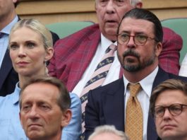 Dave Grohl und seine Frau Jordyn Blum beobachten gespannt das Tennisspiel in Wimbledon. / Source: imago/i Images