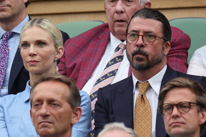 Dave Grohl und seine Frau Jordyn Blum beobachten gespannt das Tennisspiel in Wimbledon. / Source: imago/i Images