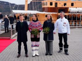 König Frederik und Königin Mary begeistern in grönländischer Tracht König Frederik und Königin Mary setzten am vierten Tag ihres Grönland-Besuchs auf die traditionelle Nationaltracht. / Source: IDA MARIE ODGAARD/Ritzau Scanpix/AFP via Getty Images