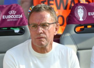 Ralf Rangnick: Vom deutschen “Fußballprofessor” zum Ösi-Nationalheld Typischer Gesichtsausdruck: Ralf Rangnick grübelt auf der Bank. / Source: IMAGO/Jan Huebner