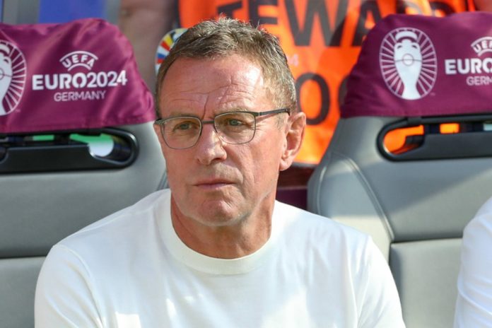 Typischer Gesichtsausdruck: Ralf Rangnick grübelt auf der Bank. / Source: IMAGO/Jan Huebner