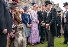 König Charles III. empfängt 8.000 Schotten zu Gartenparty König Charles III. (m.) am 2. Juli während einer Gartenparty in den Gärten von Holyroodhouse. / Source: Jane Barlow/WPA Pool/Getty Images