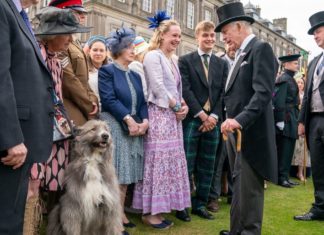 König Charles III. empfängt 8.000 Schotten zu Gartenparty König Charles III. (m.) am 2. Juli während einer Gartenparty in den Gärten von Holyroodhouse. / Source: Jane Barlow/WPA Pool/Getty Images