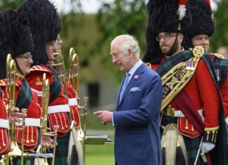 Holyrood-Woche: König Charles III. trifft in Schottland ein König Charles III. war während des Auftakts zur Holyrood-Woche sichtlich gut gelaunt. / Source: imago images/Cover-Images