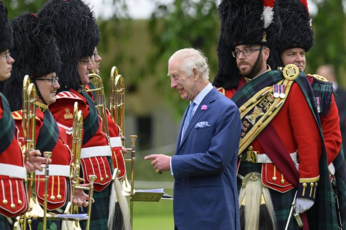 König Charles III. war während des Auftakts zur Holyrood-Woche sichtlich gut gelaunt. / Source: imago images/Cover-Images