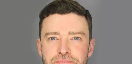 Justin Timberlake: Sein Mugshot wird als Kunstwerk ausgestellt Aus Justin Timberlakes Mugshot wurde farbenfrohe Kunst in limitierter Auflage. / Source: Sag Harbor Police Department via Getty Images
