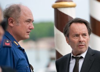 TV-Tipps am Montag "Donna Leon: Tierische Profite": Brunetti (Uwe Kockisch, r.) und Vianello (Karl Fischer) werden zu einem Tatort gerufen. / Source: ARD Degeto/Nicolas Maack